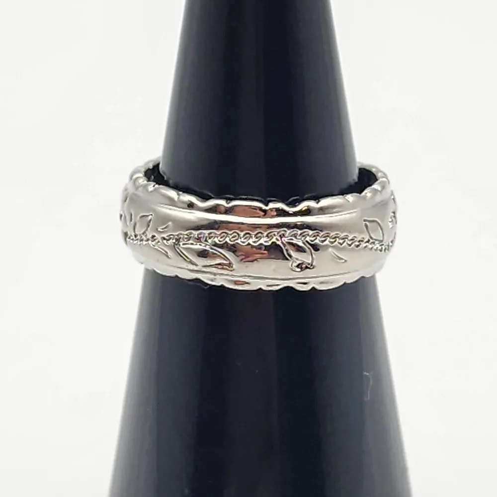 14 Karat White Gold Plated Floral Ring (5)